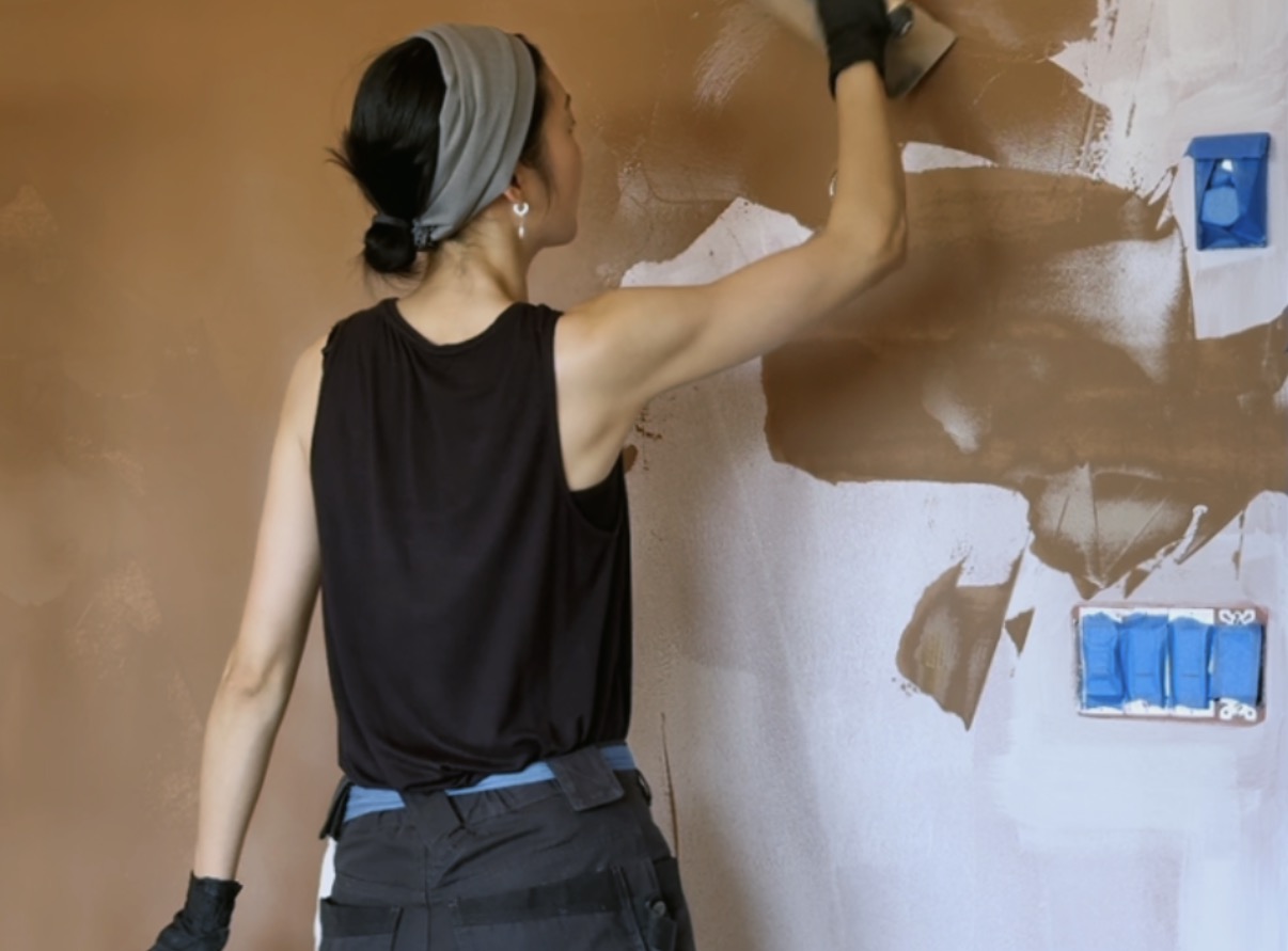 Yvonne applying natural plaster by hand